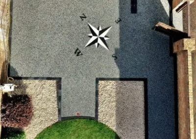 Resin driveway with compass design and gravel borders